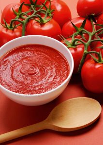 Ήξερες ότι ο χυμός ντομάτας ρίχνει την πίεση και τη χοληστερίνη;